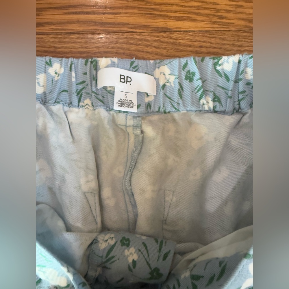 BP, Nordstrom. Floral Print Pleated Shorts in Blue Daisy Spray. Size Small. - Picture 4 of 7